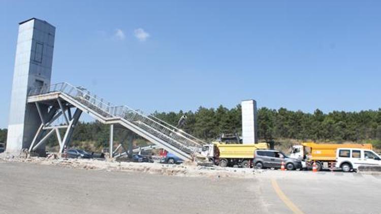 Geçit gitti tehlike yola indi