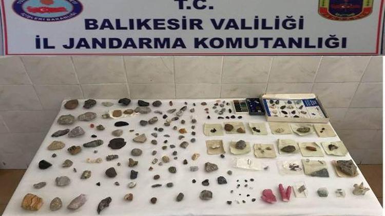 Havalimanında yolcu bavulundan fosil ve taşlar çıktı