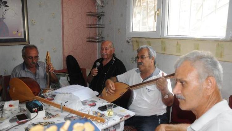 Emekliler  şarkı türkü ile hayata bağlanıyor