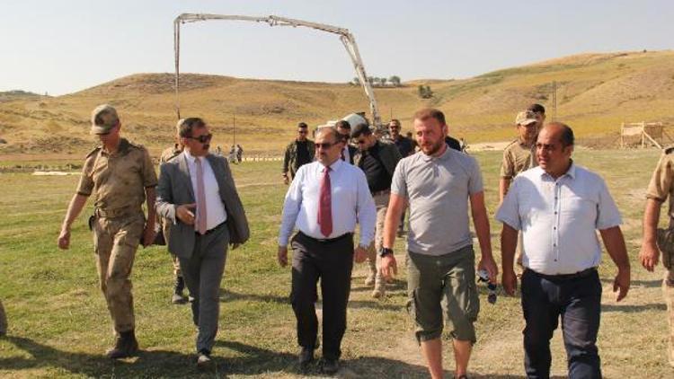 Vali Ustaoğlu, Malazgirt Zaferi için hazırlanan alanda incelemelerde bulundu