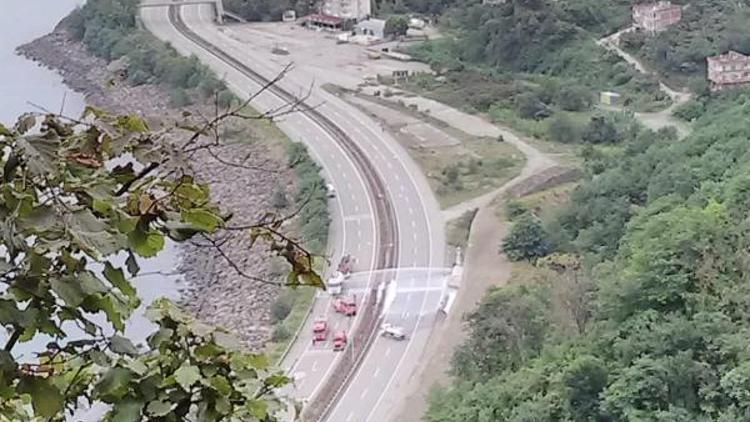 Tanker duvara çarptı; Karadeniz Sahil Yolu 1,5 saat ulaşıma kapandı (2)- Yeniden