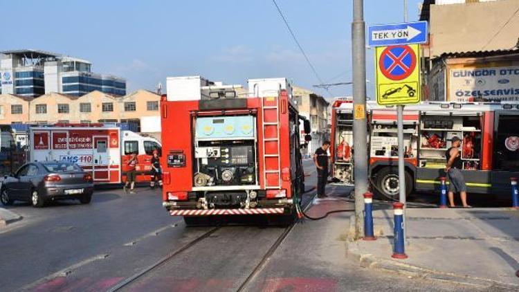 İzmirde, motosiklet tamirhanesi yandı