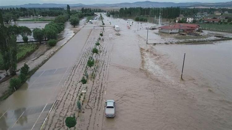 Afyonkarahisarı sağanak vurdu... Tarım arazileri ve evler sular altında kaldı