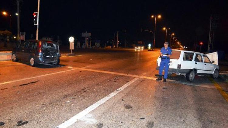 Ankarada iki otomobil çarpıştı: 6 yaralı