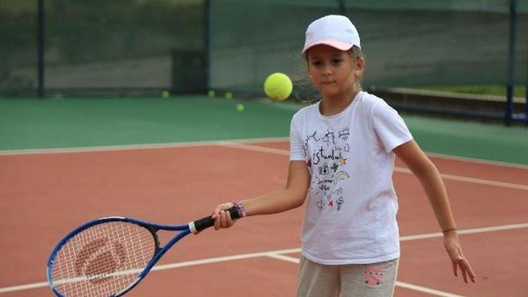 Genç Durakta ücretsiz tenis dersleri