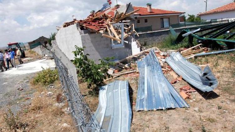 Balâda hortum çatıları uçurdu, ağaçları devirdi