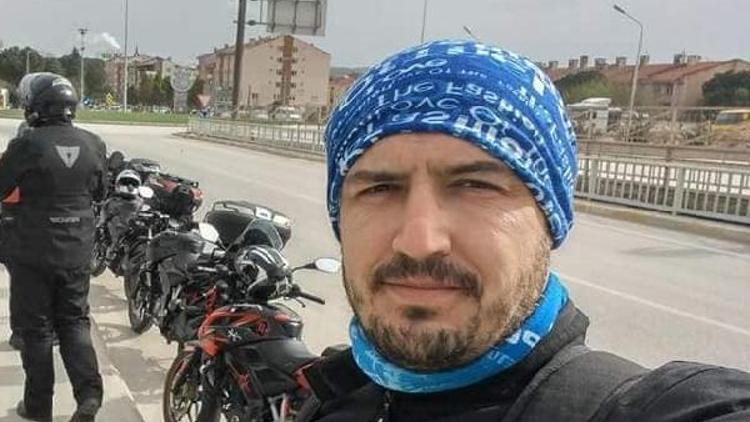 Ata çarpan motosikletin sürücüsü öldü