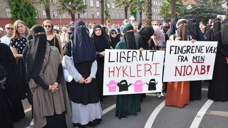 Danimarkada burka ve peçe yasağına tepki