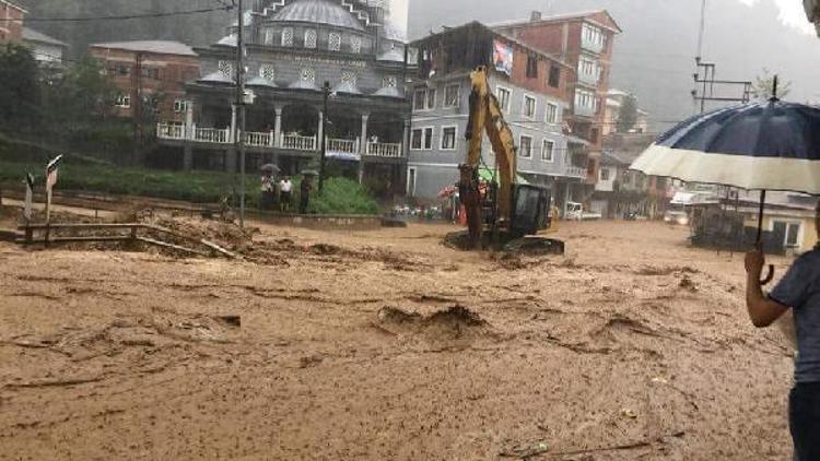 Rize’de sağanak sele döndü; başkan batıyoruz paylaşımı yaptı