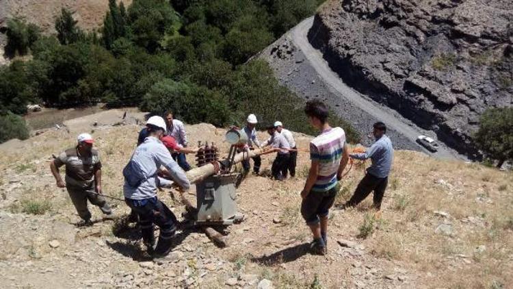 515 kiloluk trafoyu kalasa bağlayarak tepeye taşıdılar