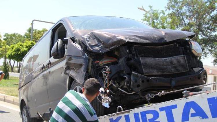 Elazığda gurbetçi aile kaza yaptı: 1i ağır, 4 yaralı