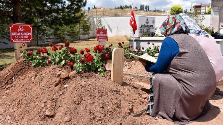 Şehit anne ve 10 aylık oğlunun mezarlarına ziyaretçi akını