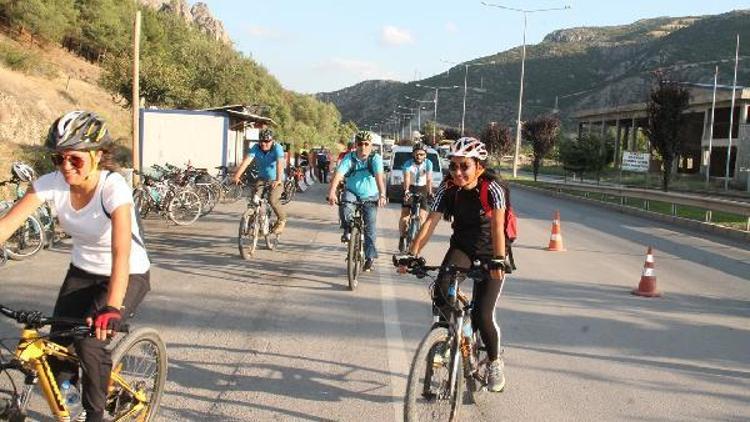 Kadın bisikletçilerin taşıdığı Türk bayrağı, Amasyaya ulaştı