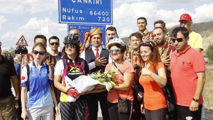Kadın bisikletçilerin taşıdığı Türk bayrağı, Çankırı’ya ulaştı