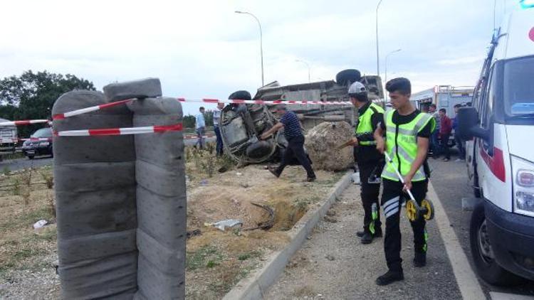 Afyonkarahisarda direğe çarpan minibüs takla attı: 2 ölü, 4 yaralı