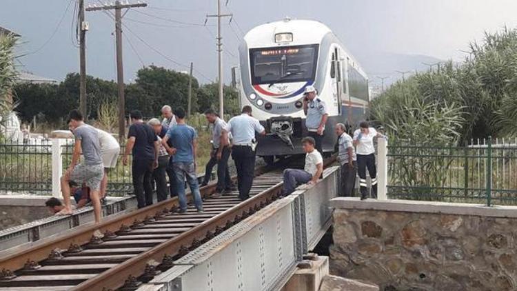 Aydında, rayların üzerinde oturan yaşlı adama tren çarptı