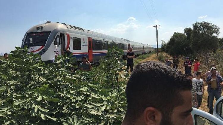 Ödemişte tren otomobile çarptı: 2 yaralı
