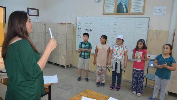 Suriyeli çocuklara şarkılı, oyunlu Türkçe dersi