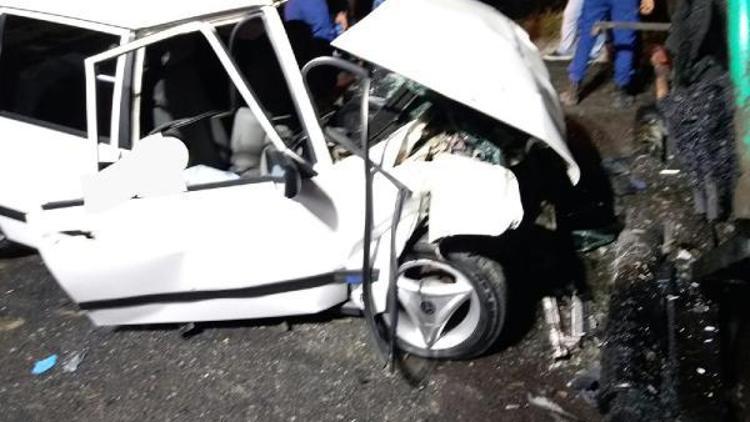 Otomobil, asfalt serme makinesine çarptı: 2 ölü