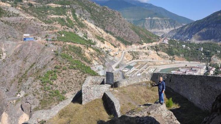 Artvinde askeri bölge sınırından çıkarılan tarihi kale turizme açılıyor
