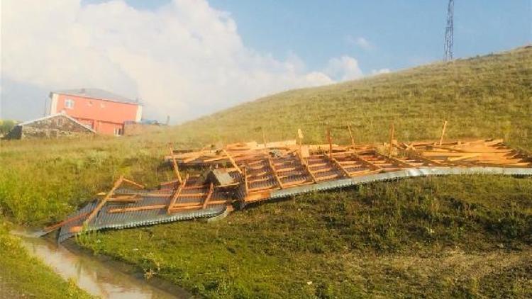 Karsın Akyaka ilçesinde fırtına çatıları uçurdu