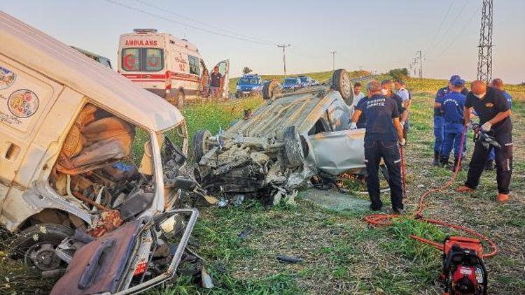 Kamyonet, otomobille çarpıştı: 3 ölü, 1 yaralı