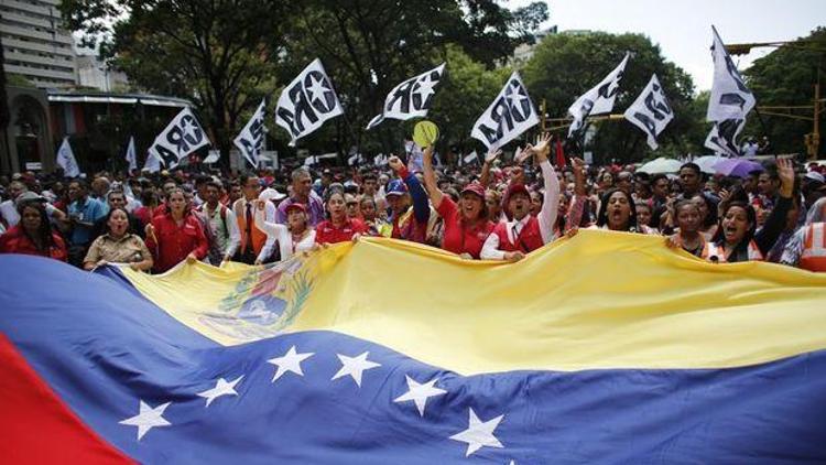 Venezuelada Maduro destekçileri sokaklara döküldü