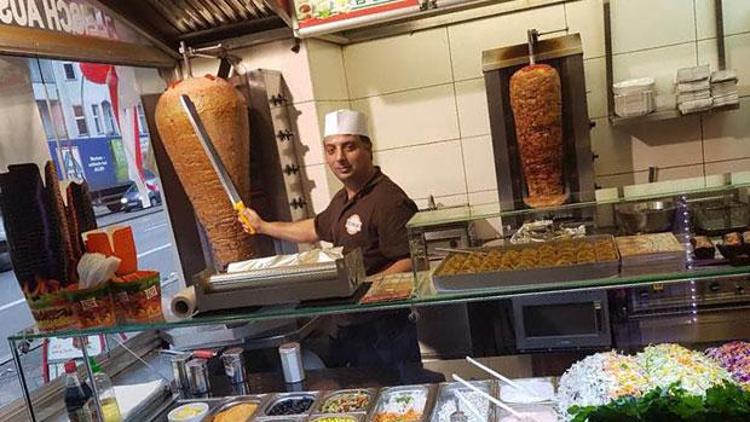 Berlin’deki Türk dönerci, yoksullara ücretsiz döner veriyor