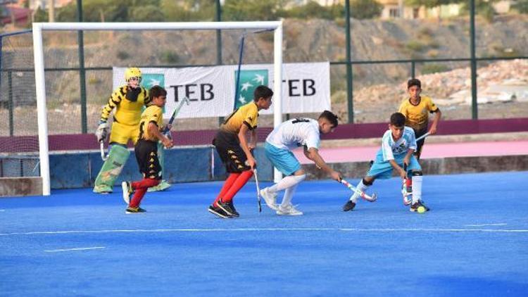 16 yaş altı erkekler hokey müsabakaları başladı