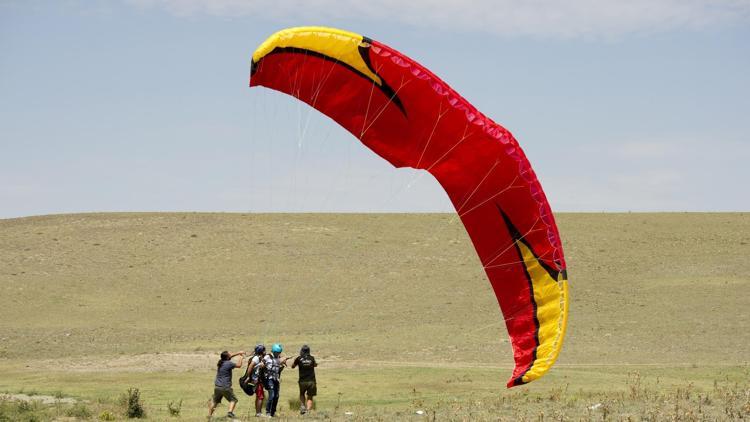 Araca takılan vinçle yamaçsız bölgede yamaç paraşütü