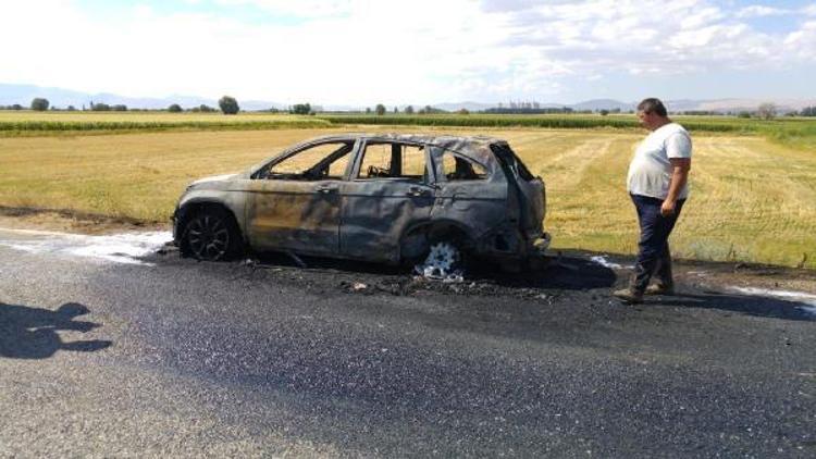 Gurbetçi ailenin otomobili, hareket halindeyken yandı
