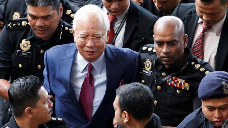 Eski Malezya Başbakanına kara para aklama suçlaması