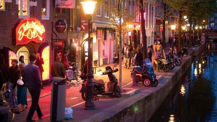 Amsterdamın genelevleri ile ünlü sokağına zorunlu temizlik molaları geliyor