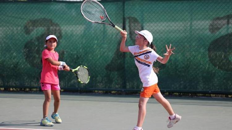 Tenis tutkunları Bursada buluşuyor