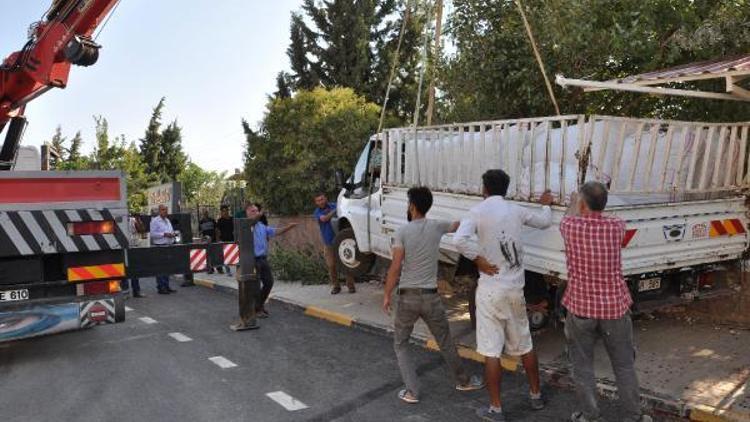 Freni boşalan biber yüklü kamyonet mezarlığa girdi