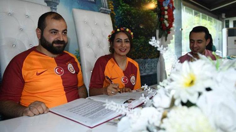 Fanatik çift nikah masasına Galatasaray formasıyla oturdu