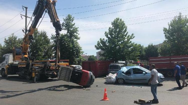 Forklift otomobilin üzerine devrildi