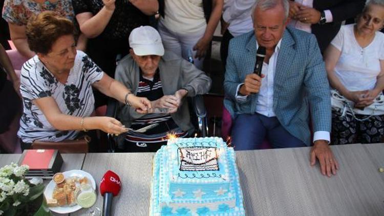 100üncü yaşını 200 kişiyle kutladı