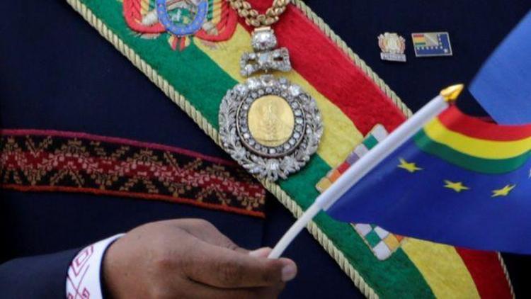 Bolivyada geneleve giden subay, Devlet Başkanı Moralesin madalyasını çaldırdı