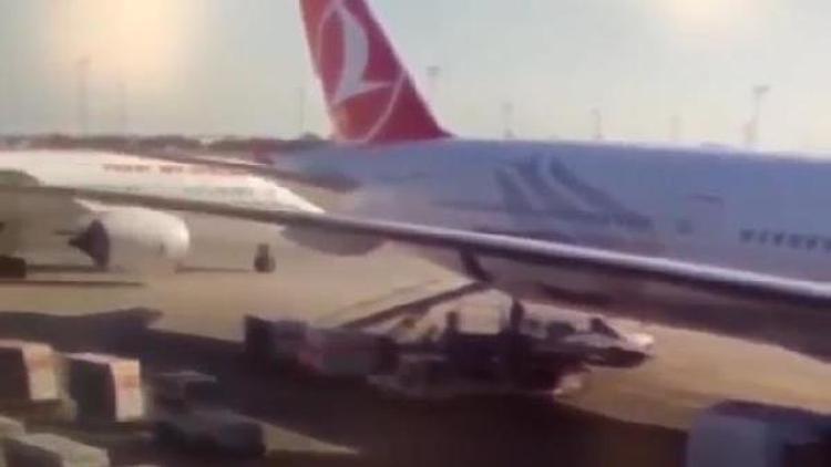 Atatürk Havalimanında uçağın çarpma anı kamerada...