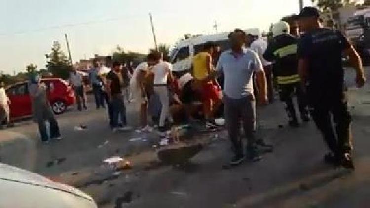 Manavgat’ta tur midibüs ve otomobil çarpıştı: 21 yaralı
