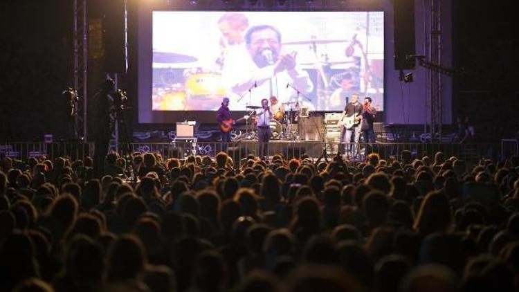 Feridun Düzağaçtan çim konseri