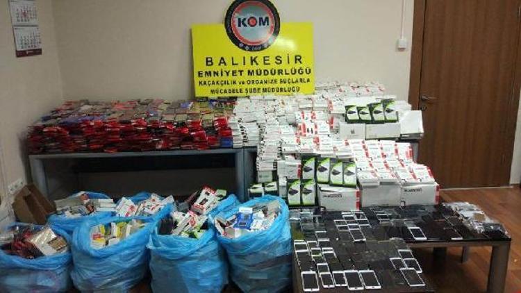 Balıkesirde 6 bin 92 parça kaçak cep telefonu aksesuarı ele geçirildi