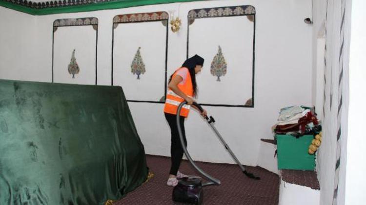 Merzifon Belediyesi bayram öncesi ibadethaneleri temizledi
