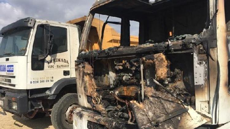 Geliboluda park halindeki hafriyat kamyonu yandı