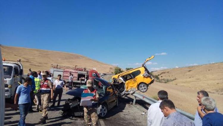 Elazığda taksi ile otomobil çarpıştı: 3 ölü