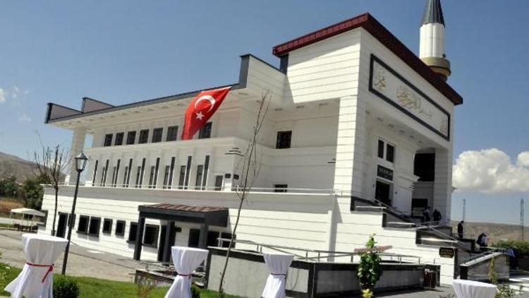 Bitlisli iş adamının hastane bahçesine yaptırdığı cami ve misafirhane hizmete açıldı