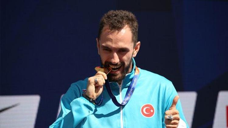 Ramil Guliyev altın madalyasını aldı