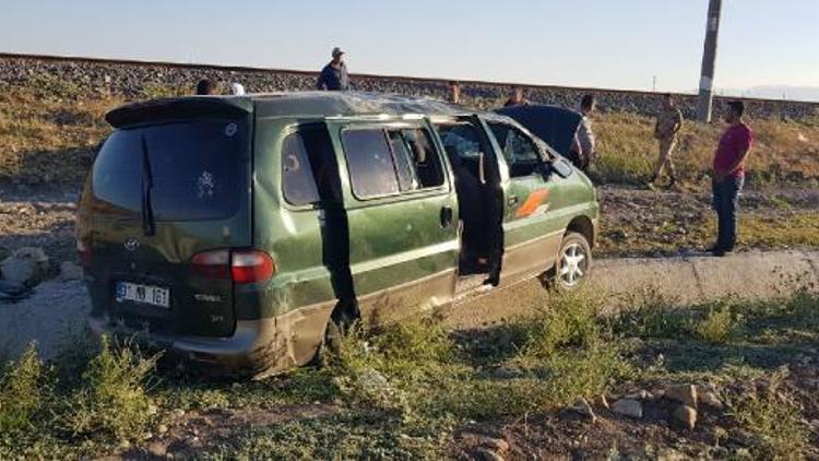 Suriyelileri taşıyan minibüs şarampole yuvarlandı: 12 yaralı