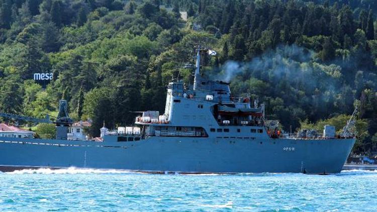 Rus savaş gemisi Orsk İstanbul Boğazından geçti